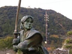 佐々木小次郎の像を見たり・・・桜の時期に歩いた場所を散策。

余談ですが、この小次郎、サッカーの内田篤人選手に似ていると思うのは私だけ？