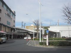 左のビルが東武鉄道の新越谷駅､そのすぐ右側にあるのがJR武蔵野線の南越谷駅。隣接していますが､駅の名前は違います｡