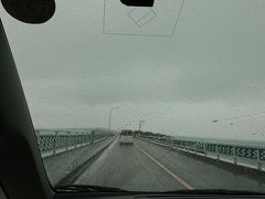 １５：２０頃、「池間大橋」到着！


３つの橋＆離島制覇～～～～～！！！！！
しかし相変わらずの雨～～～～～！！！！！

でも橋を渡る時はテンション上がりました。


まずは池間島にあるハート岩を目指す。