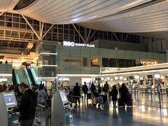 いつも通り横浜から京急に乗って、羽田空港へ！
久しぶりの国際線です。
6時前に着きましたが、カウンター前に結構人が並んでました。

