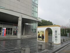 　京都駅からそのままバスに乗り、まだ開館前の京都国立近代美術館にやってきました。真ん前にバス停があるので、とっても楽です。