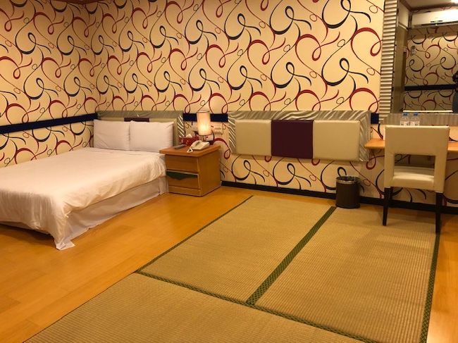 今回の初日の滞在先もお馴染の北投温泉。<br />部屋での温泉。これまたやめられません。<br /><br />今回は駅からかなり離れたゴージャスホットスプリング＆スパを初利用。<br />予約と同時にホテルのLINE IDの連絡あり。駅についたらLINEください。<br />お迎えにあがりますと素晴らしい。<br />かつ北投駅まで来ていただけます。<br />新北投駅までの歩く方が早い単線に乗らなくていいのは楽チン。<br /><br />で北投駅から簡単な英語で駅についたよ。待ち合わせ場所は何処？<br />とLINEすると瞬時に台湾語にて返信あり。ま～漢字故理解可能。<br />優しそうなおじさまがすぐに迎えに来てくれました。<br /><br /><br />