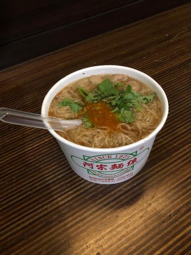 気分を取直し、再び北投駅まで送ってもらい士林夜市での買食シリーズ。<br />1000円予算で食べまくり。まずは阿宗麺線70元。<br />西門店と違い座って食べられるのがいいのです。