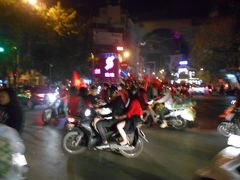 　成田～ハノイは、約６時間３０分、２３時頃にハノイ国際空港に到着。
ガイドさんと合流し、ホテルへ向かう途中にとんでもない光景に・・・
　ガイドさんによるとベトナムとフィリピンのサッカー試合があり、ベトナムが勝ったそうです。すると、ハノイの中心街は、こんな状態に、ベトナム旗を振り暴走するバイクだらけ、交通ルールなど全部無視、信号無視ヘルメット無し・逆走など、もうやりたい放題になるそうですが、警察も「どうしようもない」と取り締まりを一切しないとの事。楽しそうですよね。