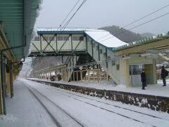 線路もホームも雪で覆われています。