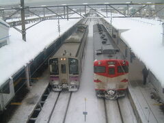 青森駅からは奥羽本線で大鰐温泉駅へ行く予定でしたが、悪天候で列車が遅れていたため、大鰐温泉駅では降りず大舘駅まで向かうことにします。