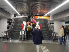 ともかく、やり残した観光をスタートします。時間が足りん！
シュテファンプラッツ駅に到着。