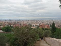 グエル公園の一番高い場所でMirador de Joan Sales - Mirador del Virolaiって言うようです。
もしかして皆さん下から歩いてきたんでしょうか！！
我々は知らなかったのですが偶然上から来たのでメチャ楽でした。
午前中上ったサグラダファミリアも見えます。