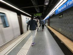 サグラダファミリア駅に着きました。
出口に向かって歩きます。