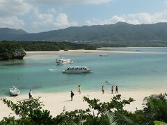 石垣島の有名な観光スポットの川平湾にやってきました。川平湾は日本百景にも選ばれている景勝地で、さすが観光客も多めです。砂浜と青色の水がきれいな湾には観光船やボートも浮かんでいます。