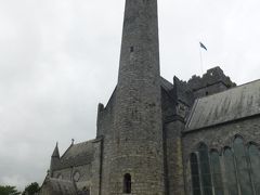 St.Canice’s Cathedral聖カニス大聖堂

起源は6世紀頃。現在の姿は1202年着工、1285年完成。聖カニスに献堂。初期ゴシック様式
町の語源の由来となった（キルケニーはゲール語でCill Chainnigh、聖カニスの教会という意味）聖堂。裏の墓地にケルト十字のお墓がある

ラウンドタワーは800－1100年の間に建てられたもので、キルケニーで最も古い建造物と言われている

門をくぐると、グレーの世界の足元に緑が広がる
ど～んと根元からど～んと精力的に空に伸びるラウンドタワーがすっごくいい