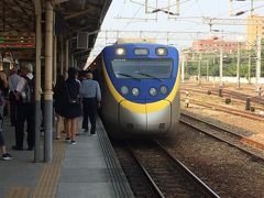 自転車を返却して台南駅から高雄駅に向かいます。

人は多いですが電車は頻繁に出ており、1本待てば座れるでしょう。
高雄までは近いので立席でも大丈夫だと思います。