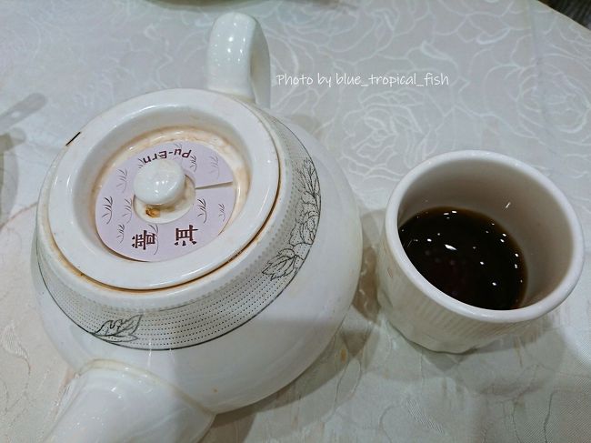 お茶はプーアル茶にしました。