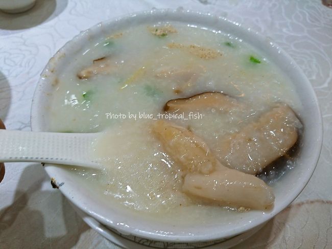 おかゆも頼みました。<br /><br />以上、Tさんと二人で食べて156HKドルでした。<br /><br />娘は家から持って行ったご飯を食べました。