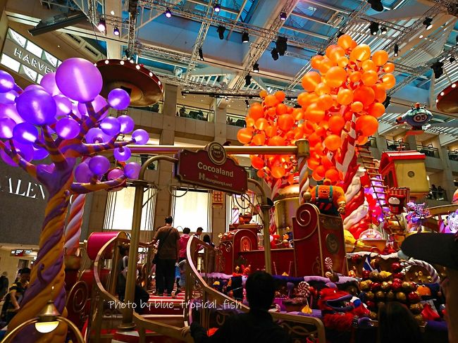 そして用事があったので香港島までやってきました。<br /><br />ついでに行ったのがThe Landmark！<br /><br />〇　The Landmark 置地廣場<br /><br />ここ、毎年クリスマスデコレーションを見に来ているのですが、やっぱり今年も気合入っていました。今年のクリスマスデコレーションのテーマはCreate joy with Cocoa Monsters。ココアモンスターたちとのクリスマス準備です。