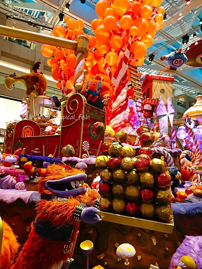 ココアモンスターがチョコレートのお菓子を運んでいます。