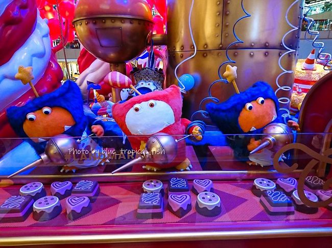 ココアモンスター、チョコレートのデコレーション中。