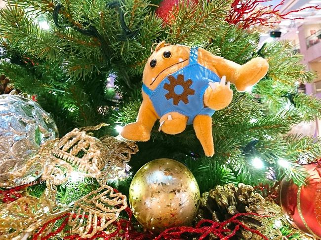 よく見るとクリスマスツリーにもモンスターが！