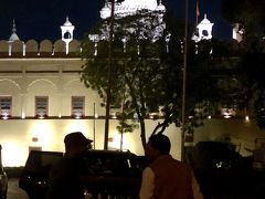 バドシャヒ・モスクとか？
ここもライトアップされ綺麗でした。

予定ではこのモスク見ながらディナーでしたが
皆お腹いっぱいでお断りし空港に向かいます。