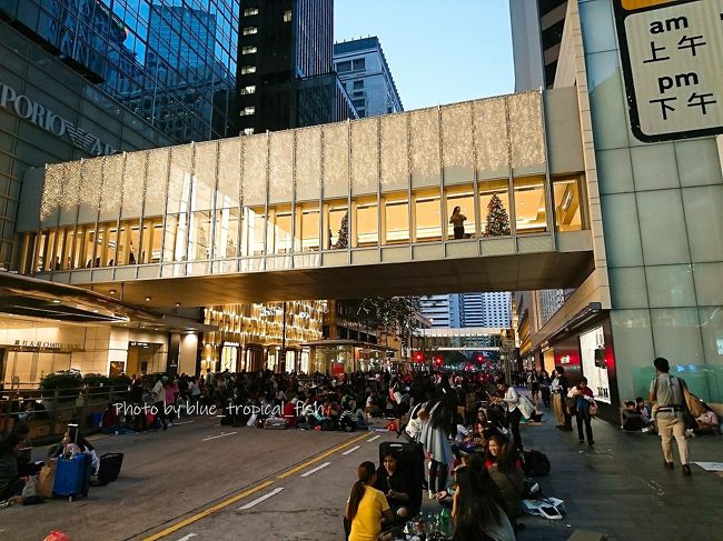 別の買い物があって、移動しました。<br /><br />外のイルミネーションも綺麗でした。<br /><br />歩行者天国になっているところではフィリピン人ヘルパーさんたちがちょっと早いクリスマスパーティー（？）をしていました。