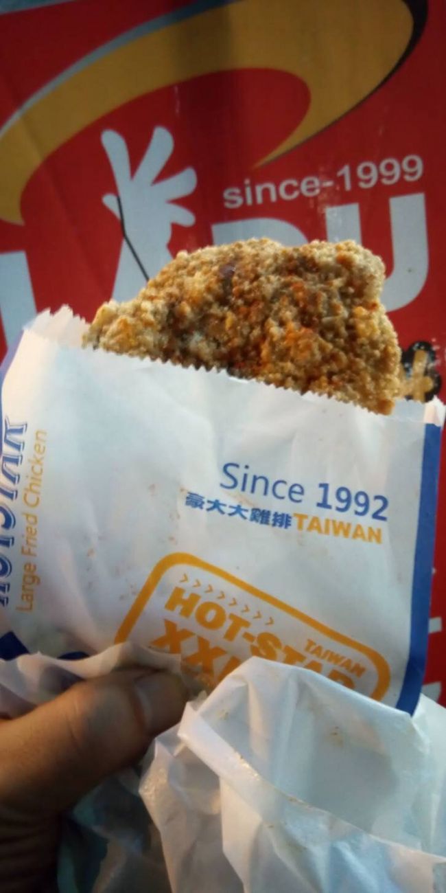 次にお馴染の豪大大鶏排。<br />今回はSPICYを。70元。<br />