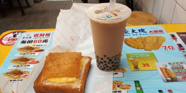 ほいでこれまた常連の官財板。本来は台南名物との事。<br />揚げた食パンの中に海老のクリームシチューにチーズをトッピング。<br />タピオカミルクティと共に。110元。<br />油のしみた熱々パン・・・うまし！！！<br />