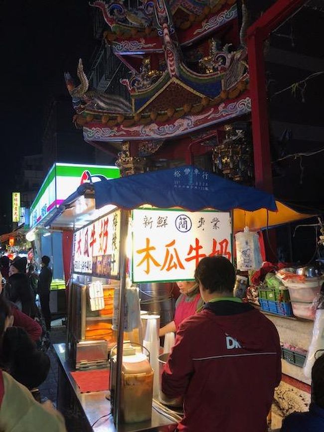 最後のデザートにパパイアミルクをば。40元。<br />吐きそうな位の満腹感。総額290元。ほぼ1000円。<br />体に悪いがコスパ抜群の台北屋台飯。楽しい～。