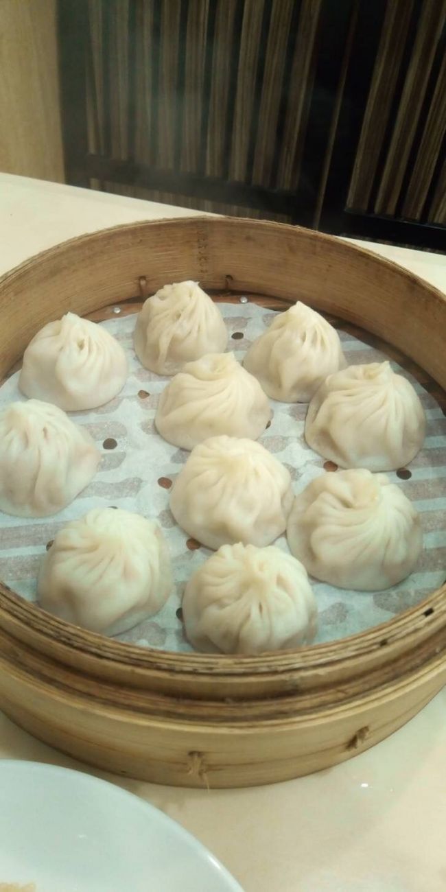 看板メニューの熱々小龍包。必ず蒸したてがきます。<br />ここお一人様の場合、半分の5個にも対応してくださいます。<br />素晴らしい・・。今回は空腹につき通常の10個。<br /><br />刻み生姜の追加を頼み黒酢のみで・・うまし！！