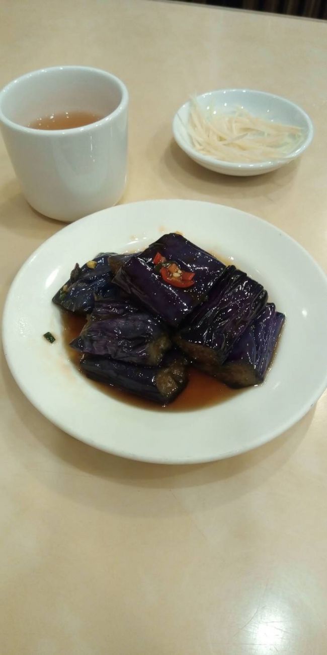 まず手始めに勝手に取る小皿メニューから茄子を選択。<br />野菜の味が濃いのです台湾。<br />薄味なのに輪郭のしっかりした味付。美味じゃー。