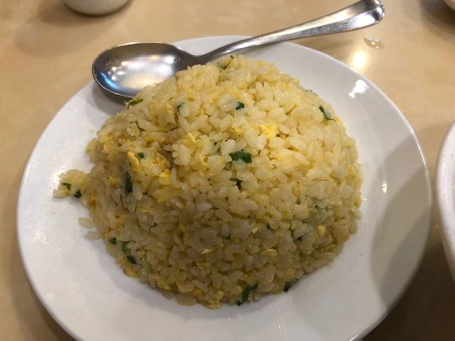 貧乏旅行故、海老入りを諦めシンプルなタマゴチャーハンに。<br />充分うまか～。90元なり。