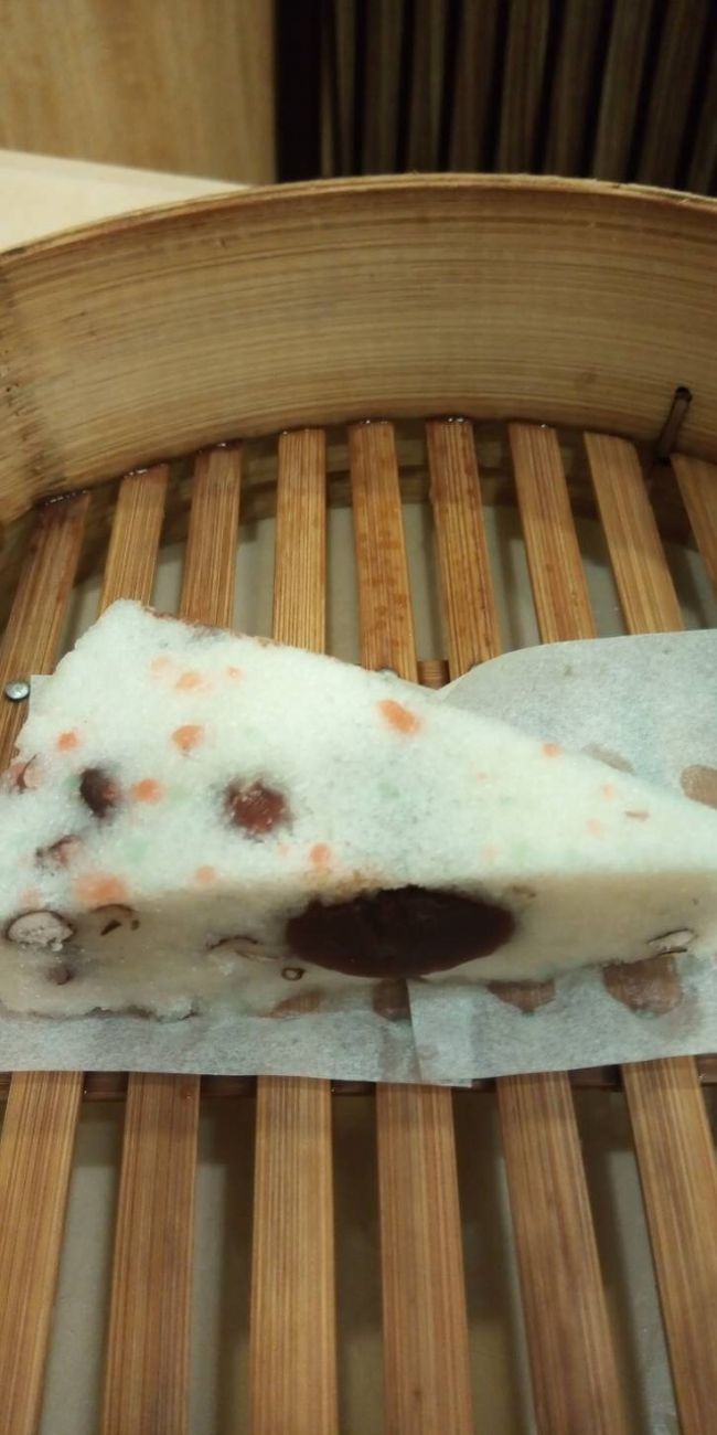 最後は甘い物をとなるでないですか！！<br />餡入中華風ケーキ。<br /><br />本当は2個からの注文なのですが1個も許して下さいます。<br />ほんまに優しい・・。<br />1個だけでも熱々です。<br /><br />もう蒸パンというよりお餅に近いのであります。美味じゃ。<br />