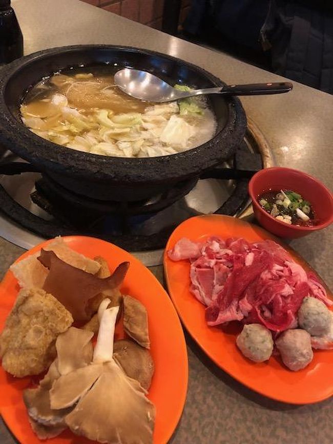 超満腹のまま本日の定番安宿INN CUBE TAIPEI STATIONに。<br />滞在時間11時間。仮眠しか出来ないし一応個室だしWiFi使えるし。<br /><br />翌朝は早朝に国光バスで桃園空港なので最適なのです。<br />バス停まで5分です。<br />Agodaで1700円でした。<br /><br />最後の晩餐は以前から気になっていた199元。<br />食べ放題の台湾火鍋の店に。<br /><br />何だか不衛生な感じで・・。<br />お店の中も排水口の臭いみたいな・・。<br /><br />ま～味は普通。<br />お腹壊す？？？と心配で強力火力で食材を煮沸。<br /><br />お腹は平気でした・・。
