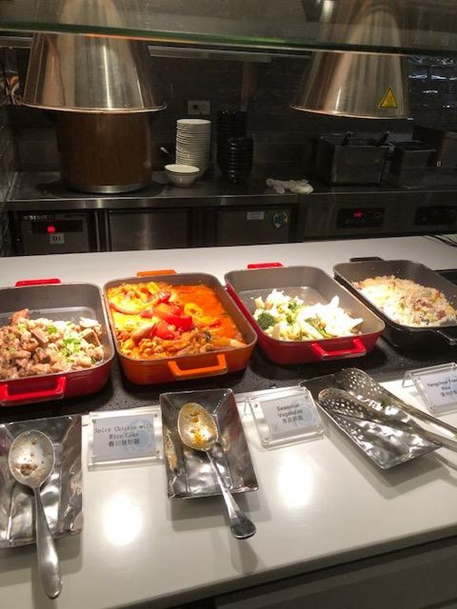 共同シャワーを浴びて数時間の仮眠。<br />夜中3時にINN CUBEをチェックアウト。<br /><br />3時20分発の国光バスにて桃園空港へ。<br /><br />4時に空港着。SCOOTカウンターガラガラ。<br />成田の地上スタッフと違い代行のEVER航空スタッフは感じいいのなんの。<br /><br />荷物の重さも目視で終了。LCCの厳しいの日本だけ。<br /><br />でそそくさに出国。<br />PPで LOUNGEに直行。朝の4時30分で充実のFOODメニュー。<br />以前より更に良くなっておりまふ。<br />