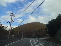 十国峠から１時間半ほどで天城高原ICを降り、やがて有名な大室山に出会います。

ここから下に降り、国道１３５号線を横切って行きます。

伊豆急行の伊豆高原駅やまも口を出て、踏み切りを越えると橋立つり橋の案内表示があります。