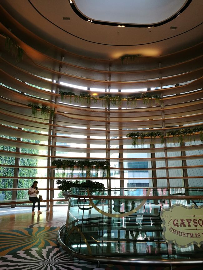 ゲイソンプラザ。この辺も色々新しくなってきている。<br />下に降りずにビッグCまで行けるようになっていた。