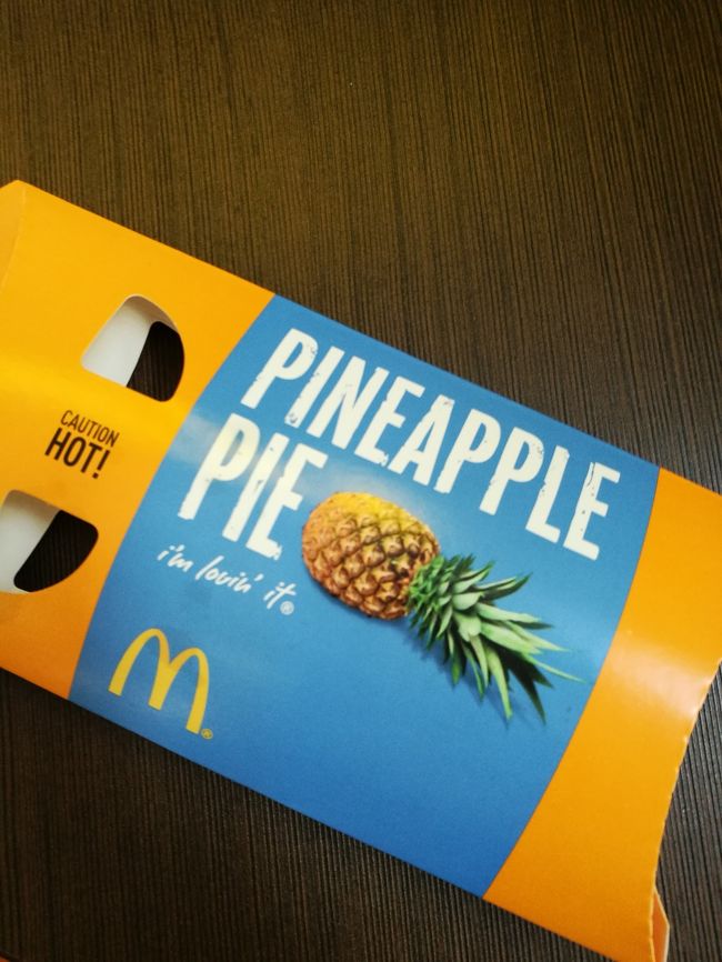 マックのパイナップルパイ。美味しい。<br />ビッグCでも色々と買い物。