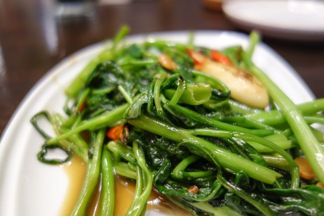 空芯菜炒めは店ごとに結構味が違うので食べ比べるのも楽しい。