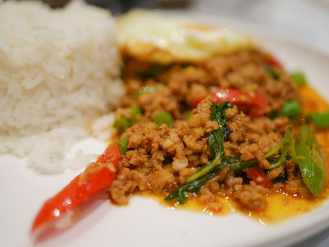 それからエムクオーティエのフードコートで夕食。今夜はガパオ。<br />買い物して食べてばかりの日・・・。