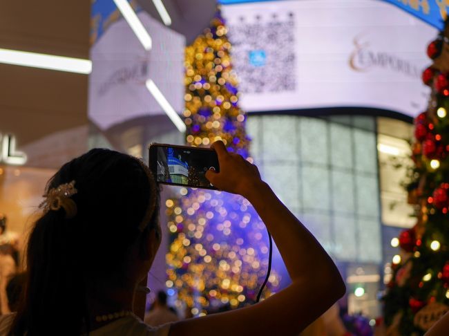 エムクオーティエでパンやビールを買って出る。<br /><br />エムクオーティエ前のイルミネーションは日に日に人が増えているような気がする。<br /><br />部屋に戻ってビールや昨日の残りのワインを飲む。明日は朝早くチェックアウトなので早寝。<br />