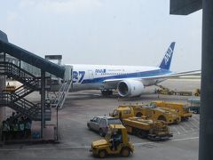 ハノイ・ノイバイ国際空港に到着。