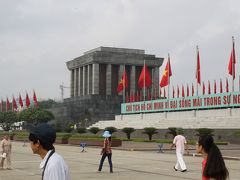 最初の目的地、ホーチミン廟。館内にはベトナム建国の父
ホーチミンの遺体が冷凍保存されている。館内は撮影禁止。