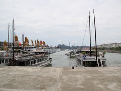 翌日は、ハロン湾ツアーに参加。マイクロバスに3時間のって世界遺産
ハロン湾へ。