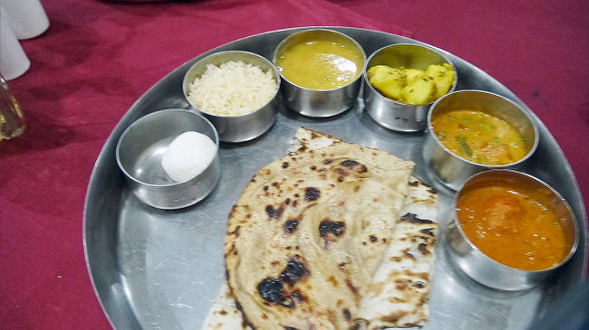 インド料理を出すホテル<br /><br />小鉢に入ったカレーで、これがインド名物のターリー料理です。