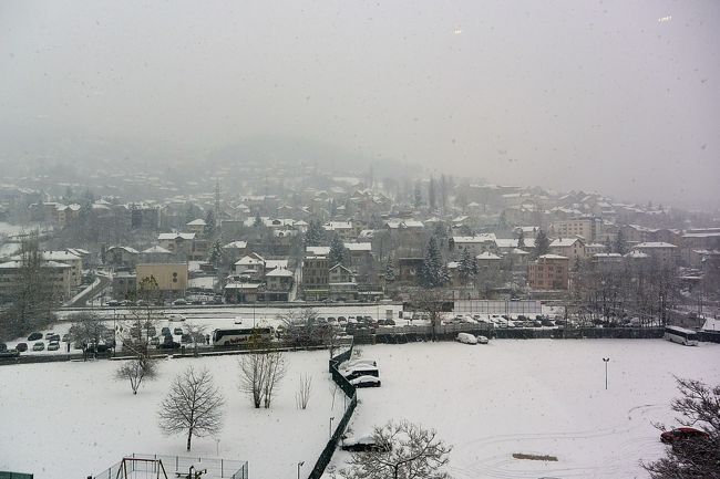 『Swiss Hotel Sarajevo』6階にあるジムで、雪を眺めながらウォーキング。