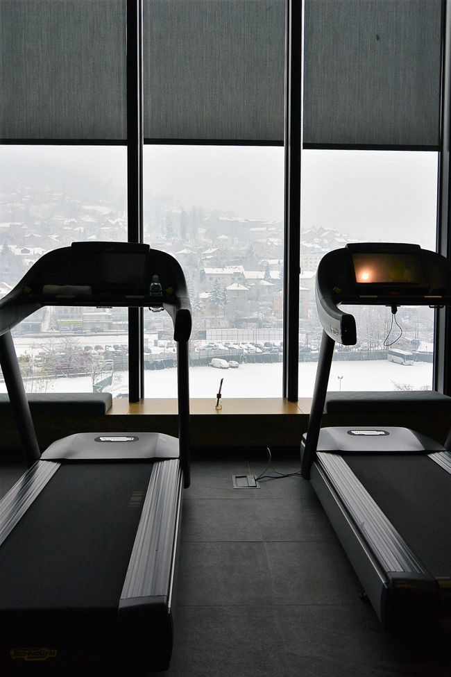 『Swiss Hotel Sarajevo』6階にあるジムで、雪を眺めながら30分ほどウォーキング。