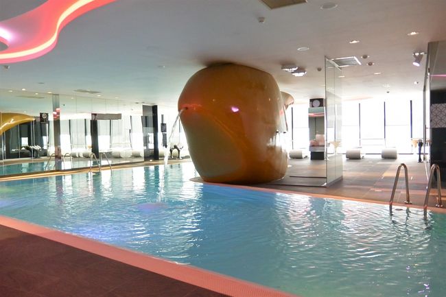 『Swiss Hotel Sarajevo』6階にあるスパ『Golden Rain Spa』のプールエリア。<br /><br />他に誰もいなくて貸し切り状態！