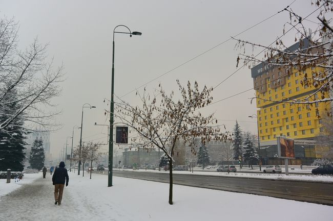 スナイパー通り。<br /><br />左の黄色い建物が、紛争時最後までジャーナリストを受け入れていたことで有名なホテル・ホリデイ。