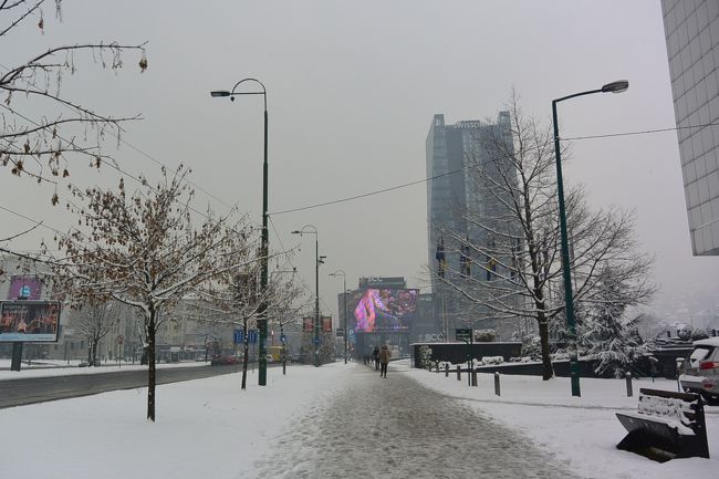 雪のスナイパー通りをぶらぶら。