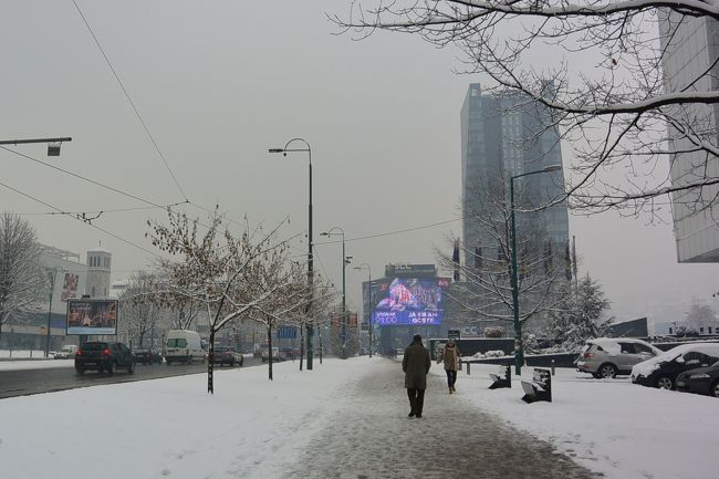 雪のスナイパー通りをぶらぶら。