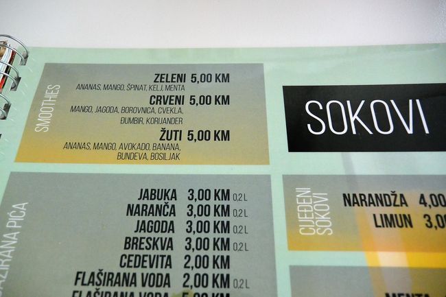 スムージーのZeleni（グリーン）は、パイナップル、マンゴー、ほうれん草、ミント。スムージーのCrveni（レッド）は、マンゴー、いちご、ブルーベリー、ビート、ジンジャー、コリアンダー。スムージーのŽuti（イエロー）は、パイナップル、マンゴー、アボカド、バナナ、パンプキン、バジル。